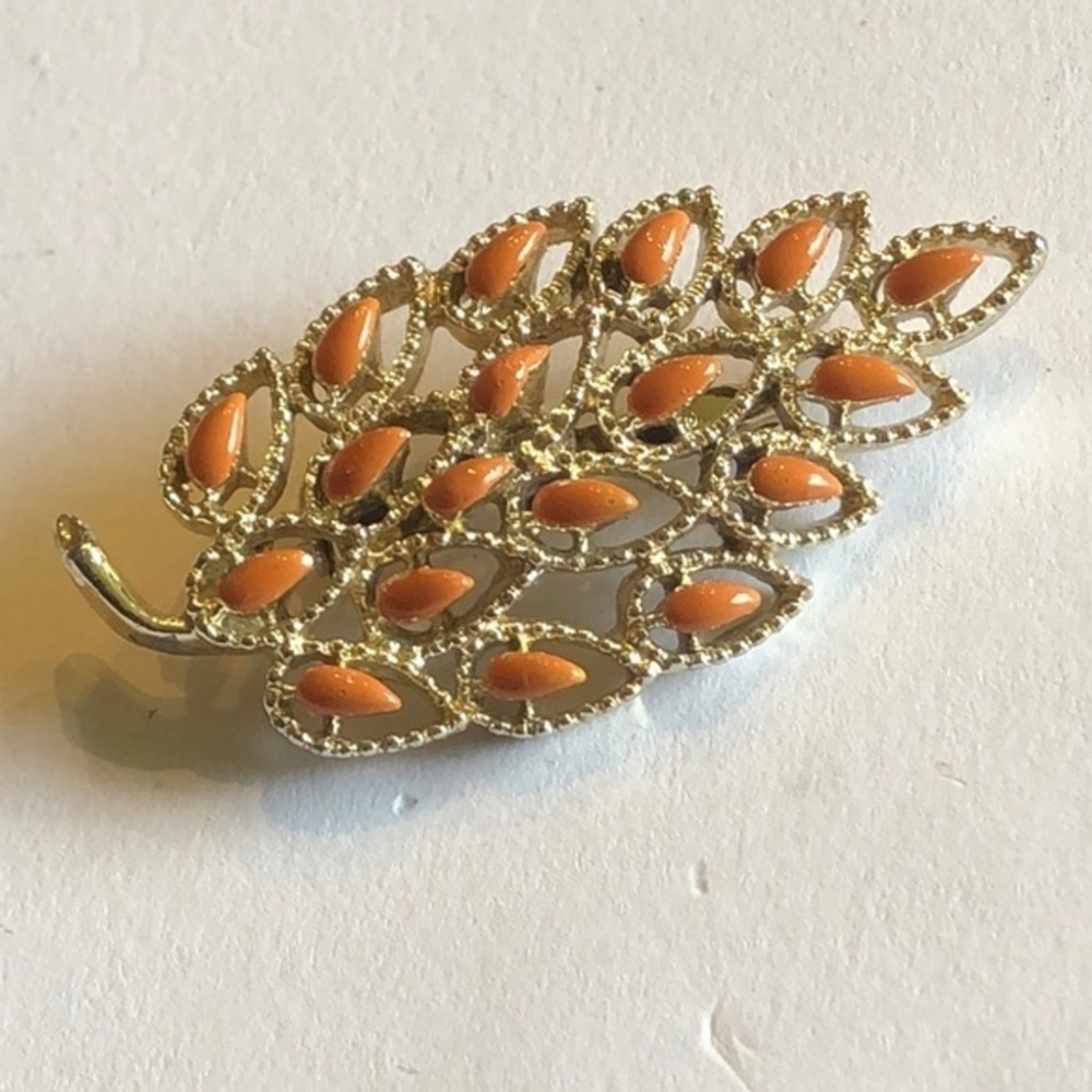 Gerry’s Vintage Light Gold Tone Enamel Leaf Brooch Shoulder Pin - Picture 2 of 6